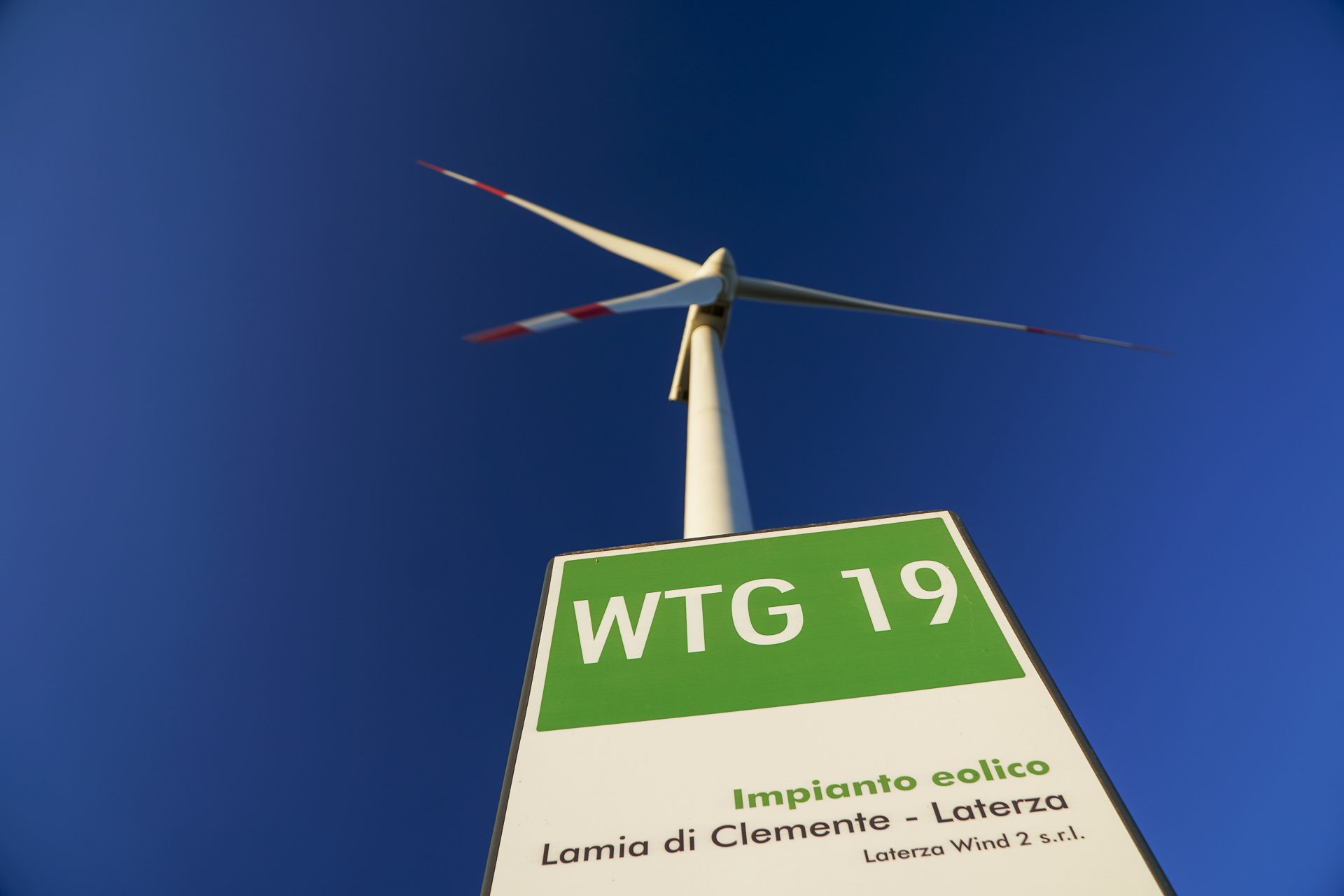 Impianto energia verde elettrica rinnovabile eolica CVA Lamia di Clemente pannello informativo aereogeneratore