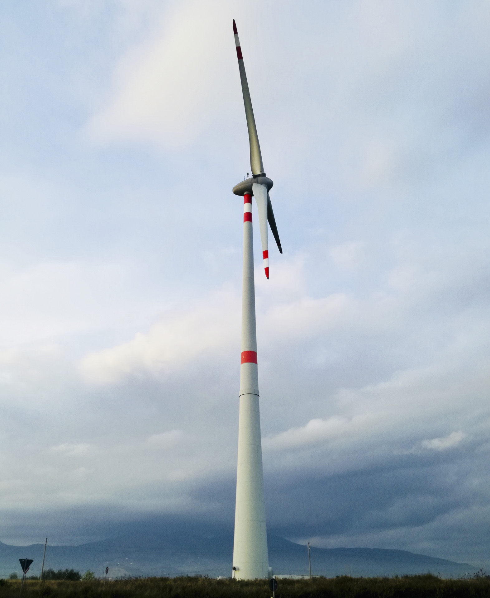 Parco produzione energia elettrica verde eolica rinnovabile al 100% Pontedera
